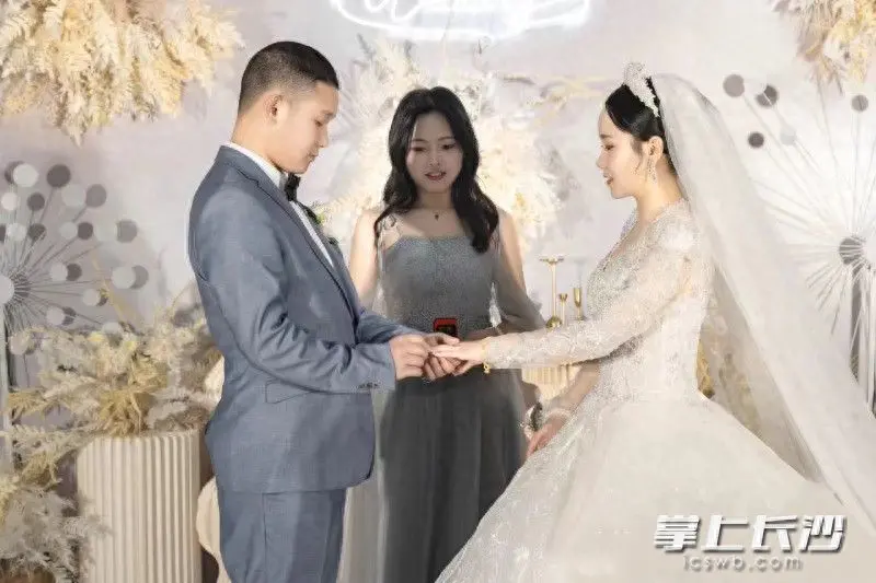 女生夏天摆摊副业挣钱_女生摆摊卖什么赚钱成本又低_摆摊的女生