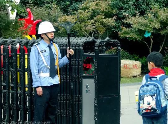 小区做保安怎么赚外快_挣钱保安小区公司能赚钱吗_小区保安公司如何挣钱