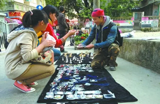 赚钱的摆摊项目_副业赚钱摆摊赚钱吗现在_赚钱摆摊副业现在叫什么